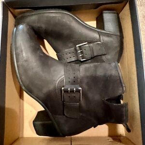 Ecco Women's Sleek Black Ankle Boots